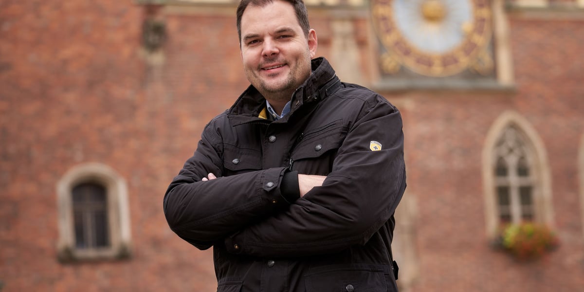 Stephan Seitz, w tle wrocławski ratusz