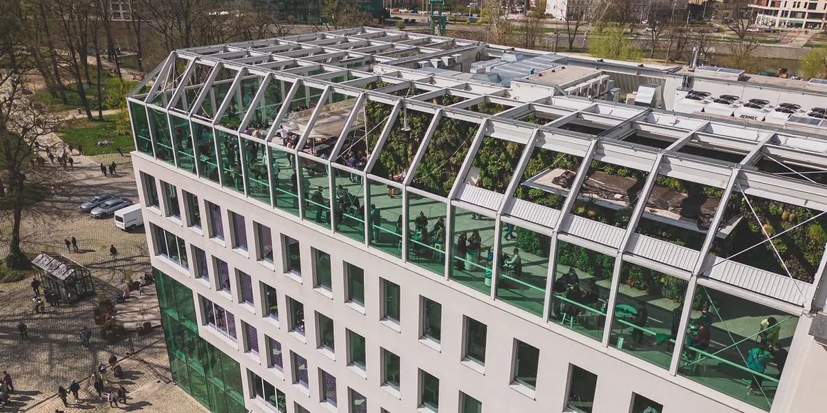 Mężczyźni i kobiety w budynku Concordii Design Wrocław na Wyspie Słodowej