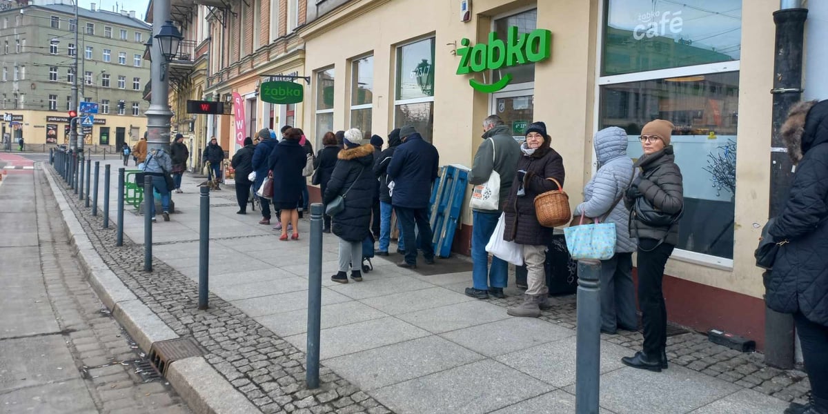 Kolejka przed sklepem, zdjęcie ilustracyjne 
