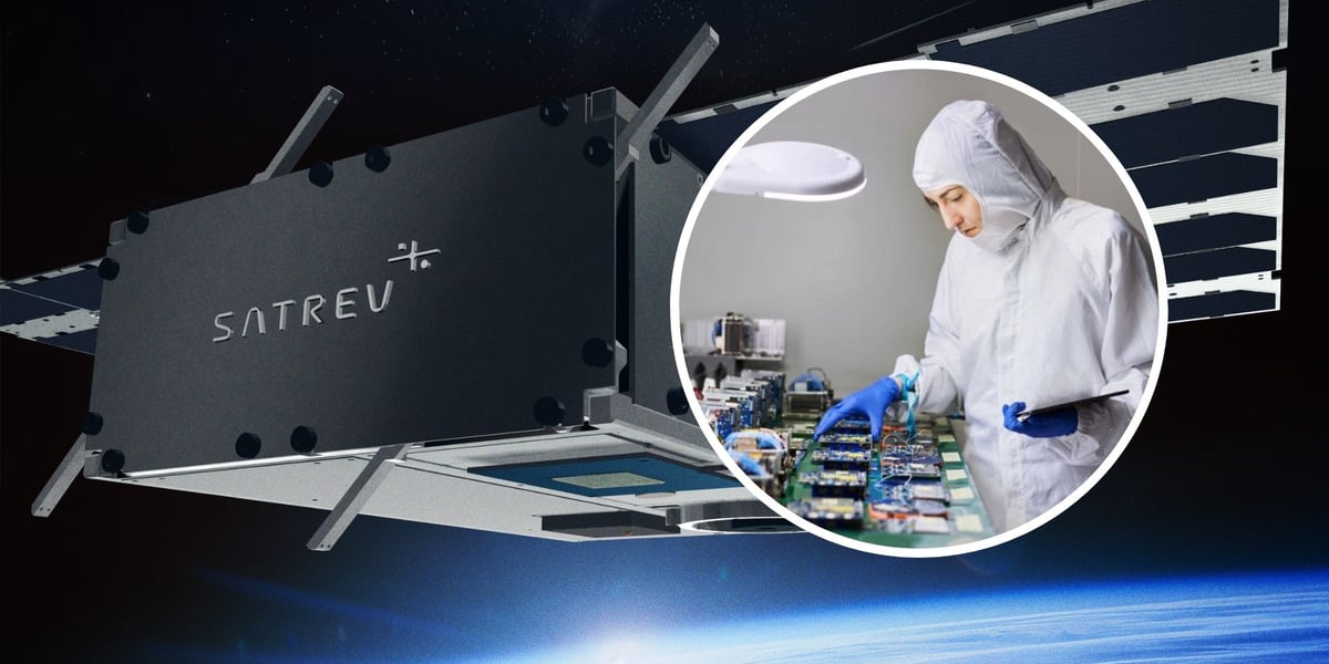 Satelita SOWA-1 na orbicie, wizualizacja. W kółku kobieta w kombinezonie pracuje w laboratorium