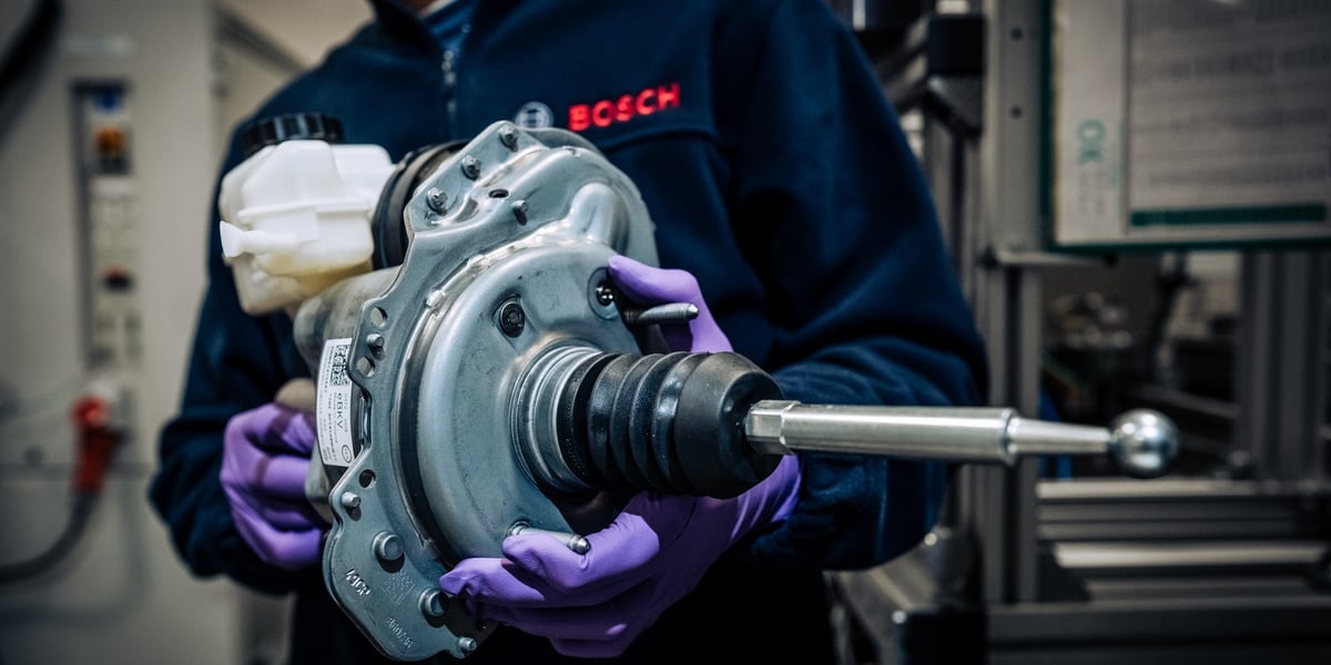 Urządzenie produkowane w fabryce układów hamulcowych Bosch k. Wrocławia, w tle pracownik zakładu