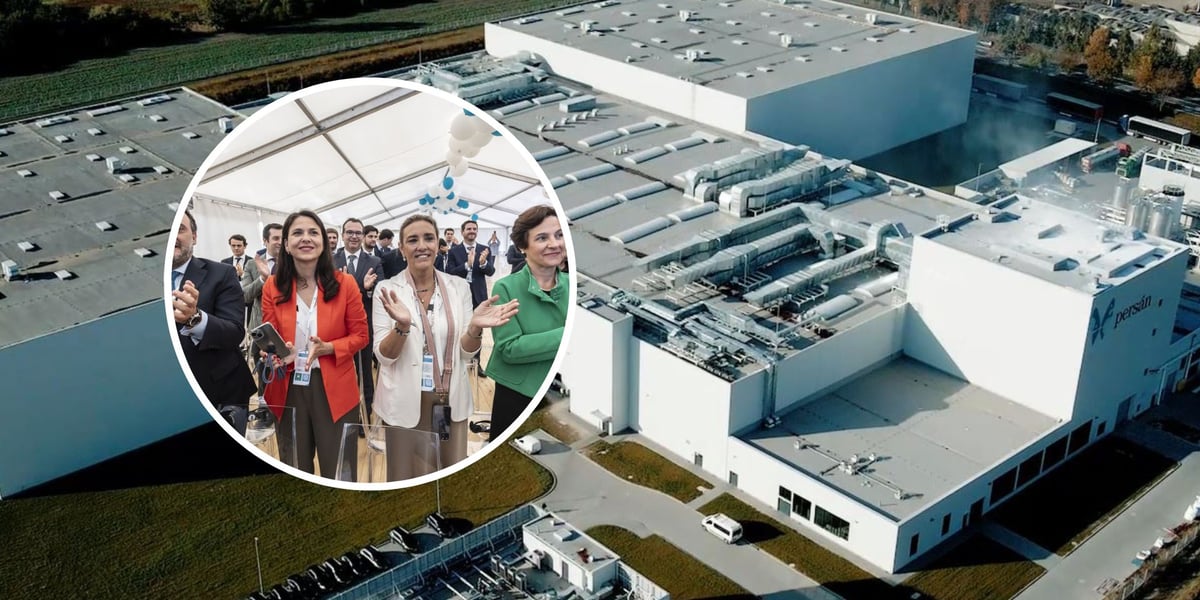 Zdjęcie lotnicze hal produkcyjnych Persan pod Wrocławiem, w kółku kobiety i mężczyźni podczas otwarcia fabryki Persan