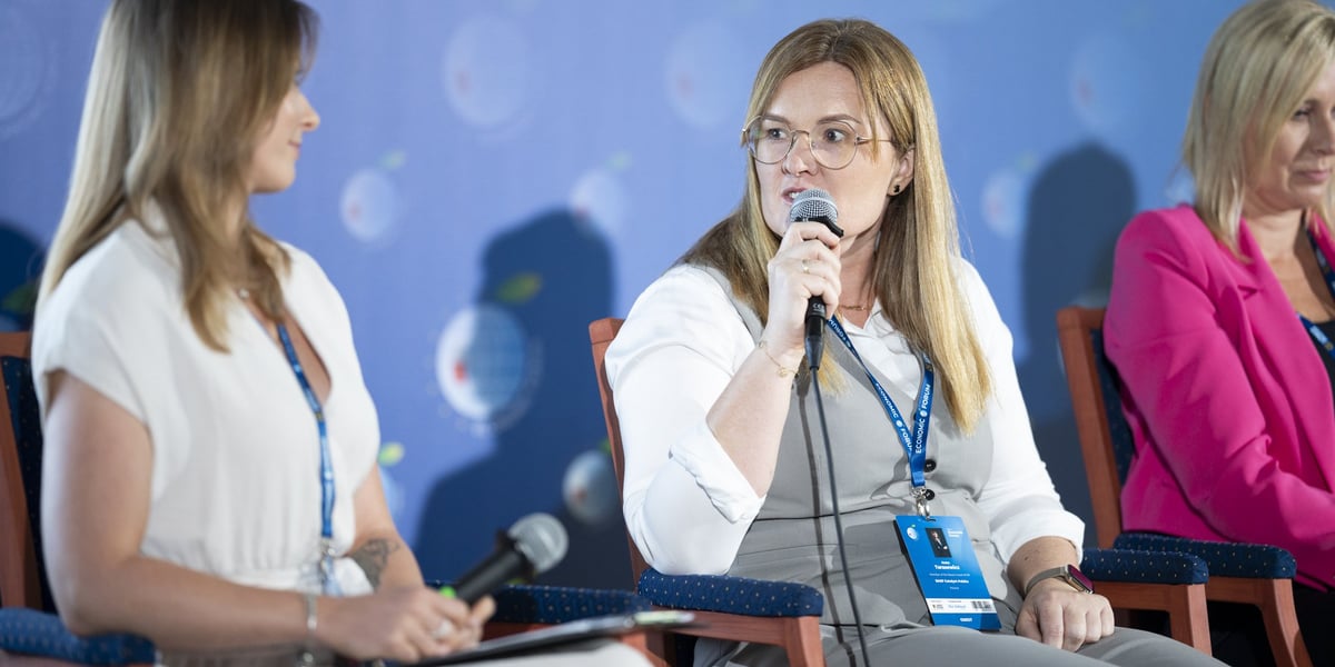 Podczas Forum Ekonomicznego w Karpaczu Wrocław zorganizował dyskusję "Siła kobiet w STEM - fundamenty nowoczesnych firm". Na zdjęciu z mikrofonem Dominika Kawala, dyrektorka zakładów 3M SuperHub