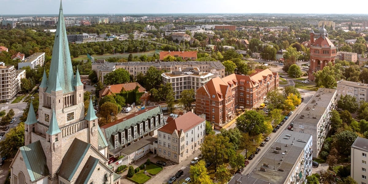 Budynki Sudea na Krzykach, zdjęcie lotnicze widać budynki Sudea i Wieżę Ciśnień, luty 2026 r. 