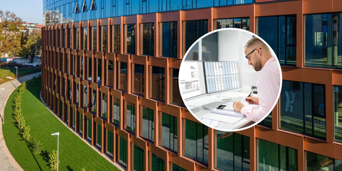 Biurowiec Quorum, w kółku mężczyzna w okularach przy komputerze