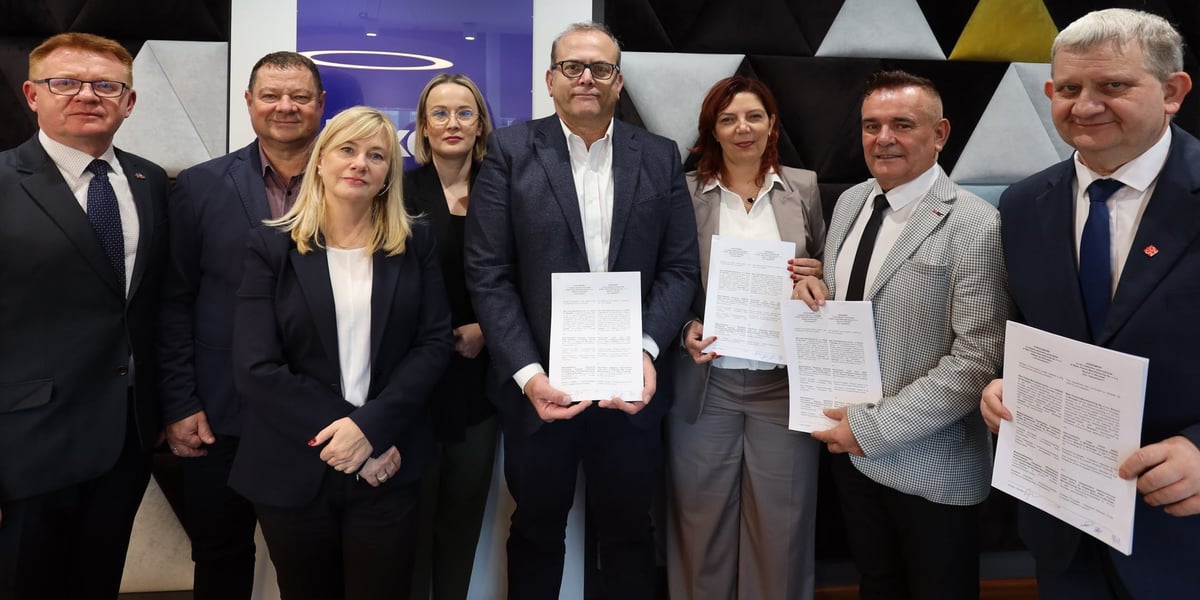 Kobiety i mężczyźni, czworo z nich trzyma w rękach dokumenty. Sygnatariusze porozumienia Beko - związki zawodowe ws. odpraw