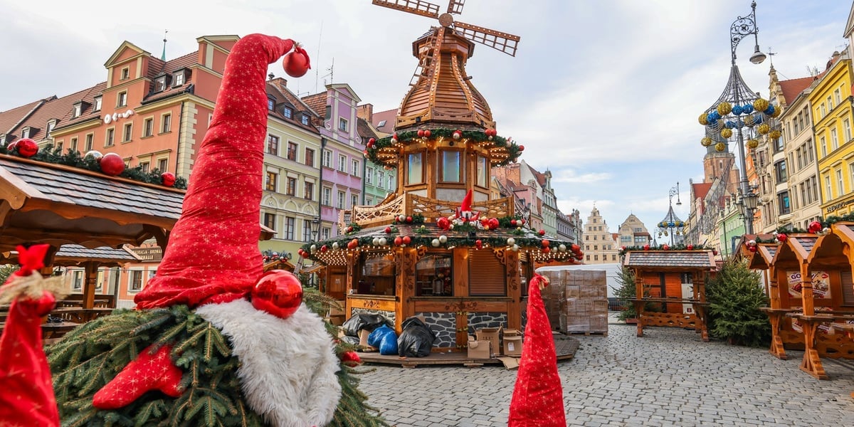 Montaż Jarmarku Bożonarodzeniowego na Rynku we Wrocławiu