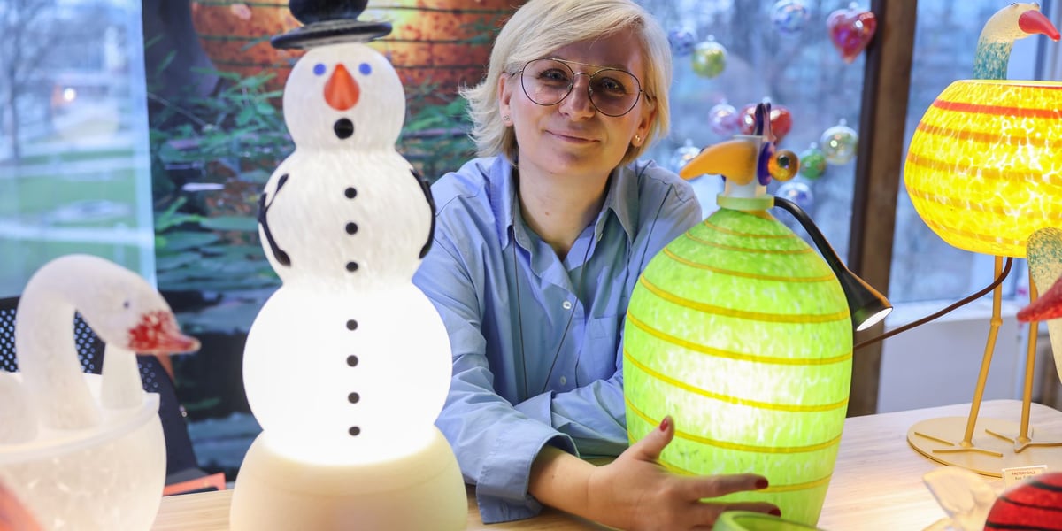 Targi Dobry Design w Concordii, sprzedawczyni na stoisku z oryginalnymi lampami w kształcie zwierząt i bałwanka