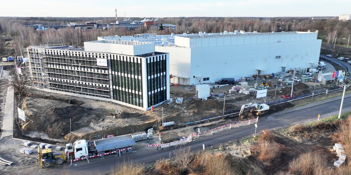 Spółka Roltec buduje na wrocławskim Jerzmanowie pierwszą w Polsce fabrykę modułów solarnych w technologii CIGS, styczeń 2026 r.