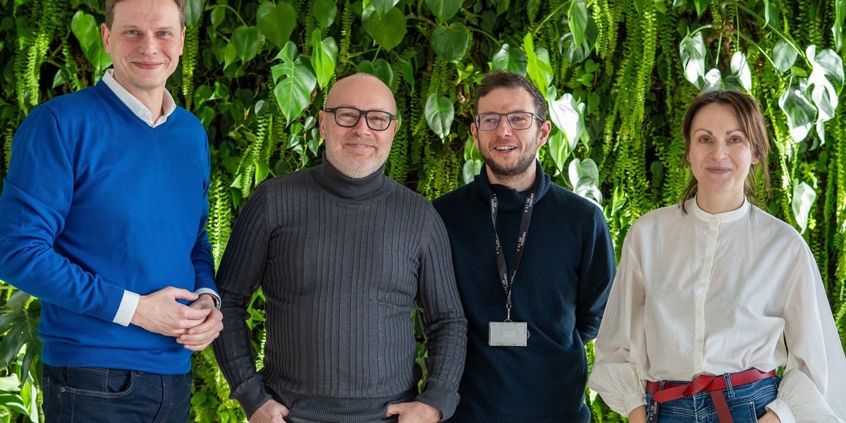 Trzech mężczyzn i kobieta. Od lewej: Przemysław Mazurek, członek zarządu, COO, VetApp, Mariusz Andrych, prezes zarządu, VetApp, Michał Karbowiak, business development manager, Concordia Design Accelerator, Martyna Piątas - Wiktor, marketing manager, Concordia Design Accelerator.