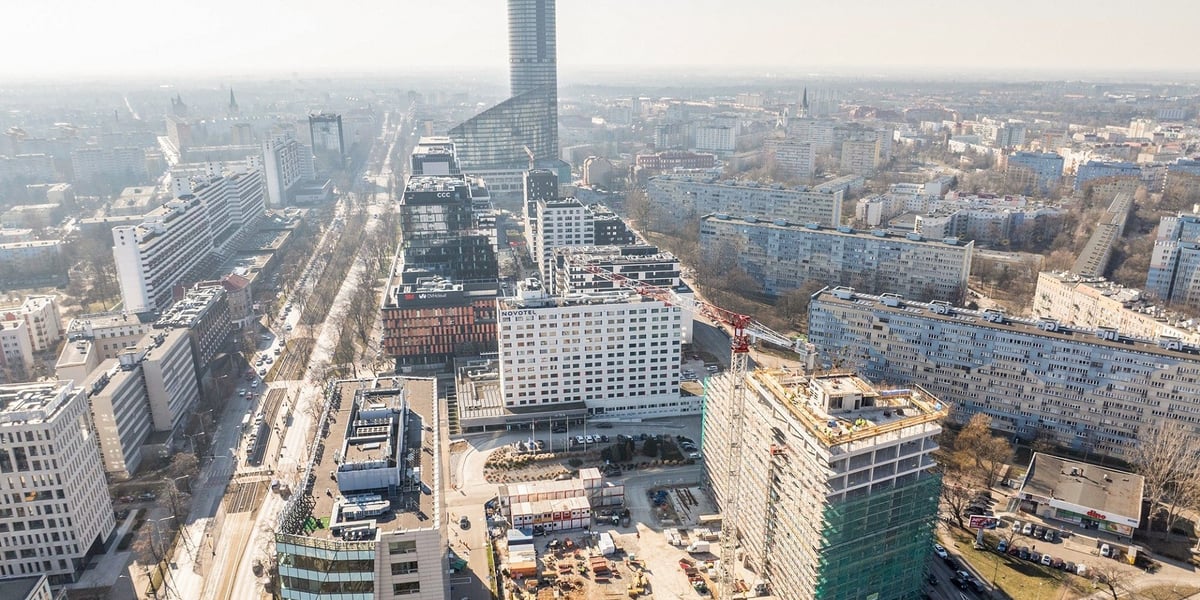 Budynki w budowie, zdjęcie lotnicze, w tle Sky Tower. Biurowiec Swobodna SPOT przy ul. Swobodnej