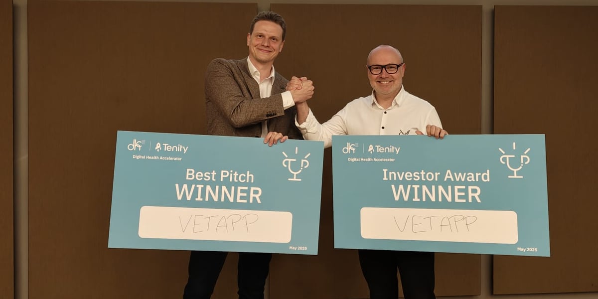 Dwóch mężczyzn, podają sobie dłonie. Od lewej strony: Przemysław Mazurek i Mariusz Andrych, założyciele spółki VetApp z Wrocławia podczas Investor Award & Best Pitch w Szwajcarii.