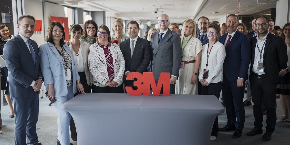 Uczestnicy obchodów 10-lecia 3M Global Service Center  we Wrocławiu.