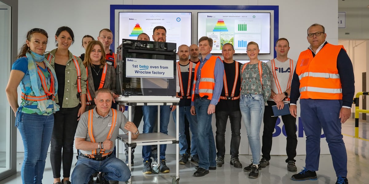 Kobiety i mężczyźni, pracownicy Beko we Wrocławiu. W czwartek 12 czerwca 2025 r. Beko Europe informuje, że rozpoczęto we Wrocławiu nową produkcję piekarników.