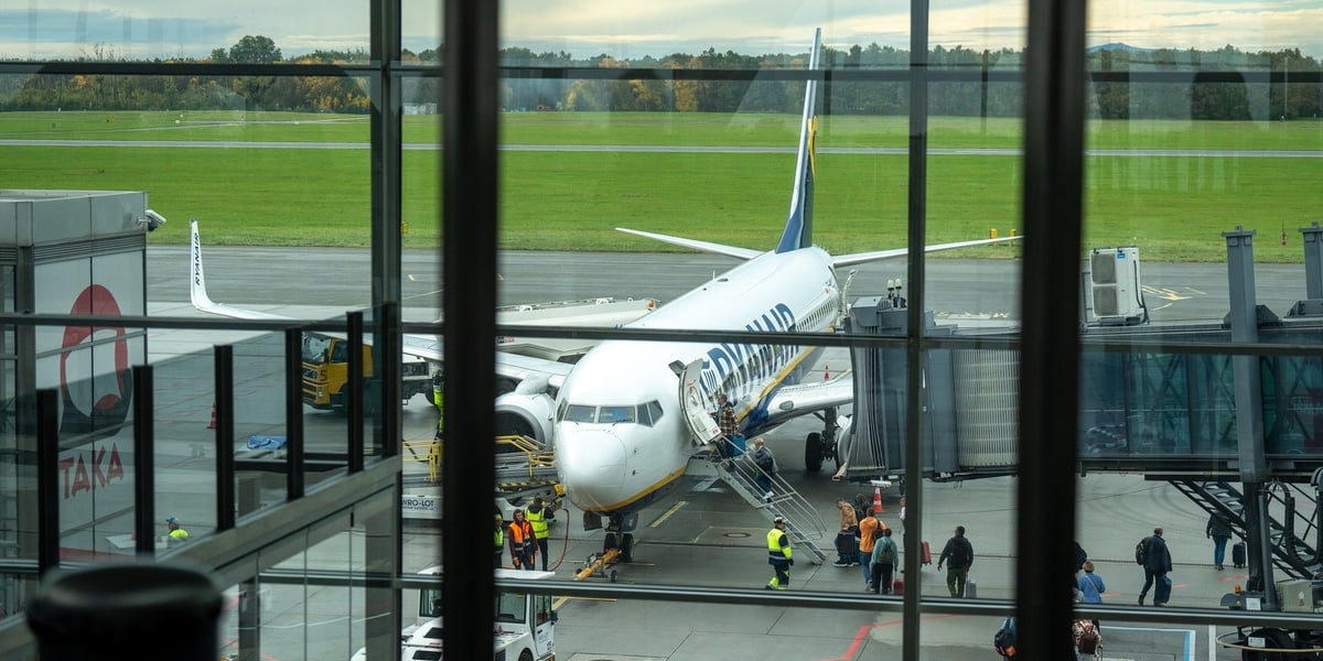 Samolot Ryanair stoi na płycie wrocławskiego lotniska (widok z okna terminalu)