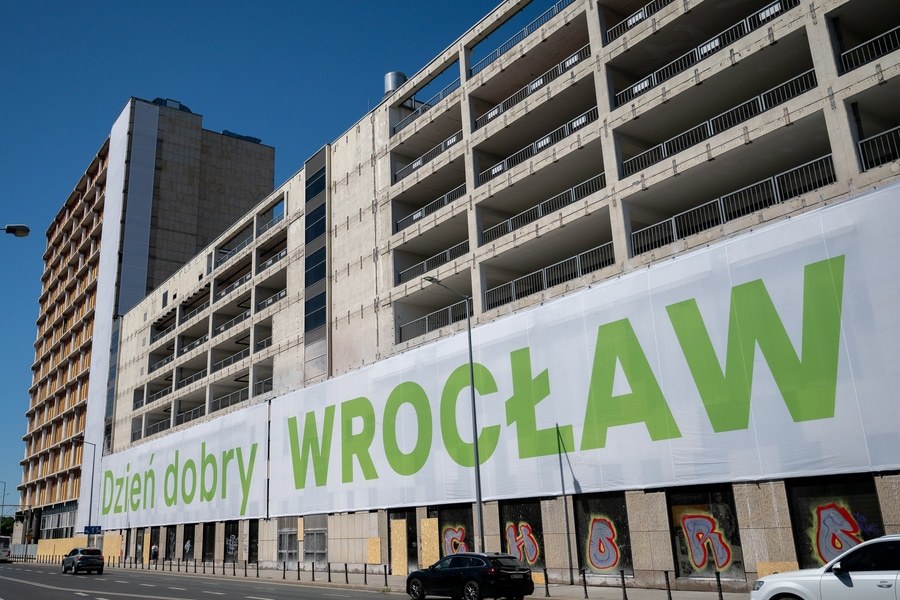 Baner z napisem „dzień dobry WROCŁAW” na częściowo rozebranej elewacji parkingu wielopoziomowego Arkad Wrocławskich (1 lipca 2025)