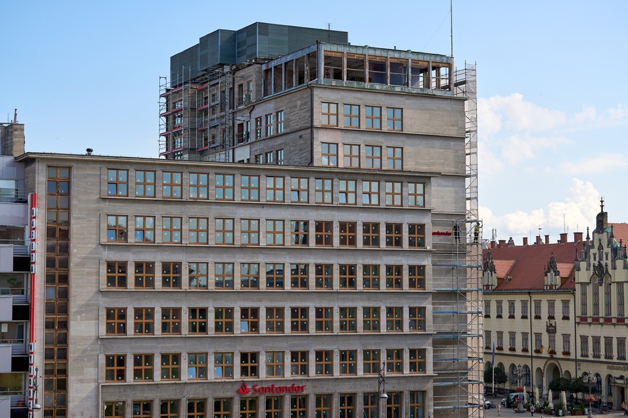 Gmach banków w przebudowie w lipcu 2025. Widok na górną część elewacji od strony placu Solnego