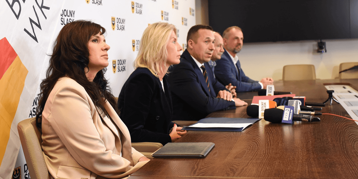Od lewej: Magdalena Okulowska (prezes spółki ARAW), Renata Granowska (wiceprezydent Wrocławia), Paweł Gancarz (marszałek Województwa Dolnośląskiego), Zygmunt Berdychowski (przewodniczący rady programowej), i Jarosław Rabczenko (członek zarządu województwa dolnośląskiego) na konferencji zapowiadającej Forum Ekonomiczne w Karpaczu 2025