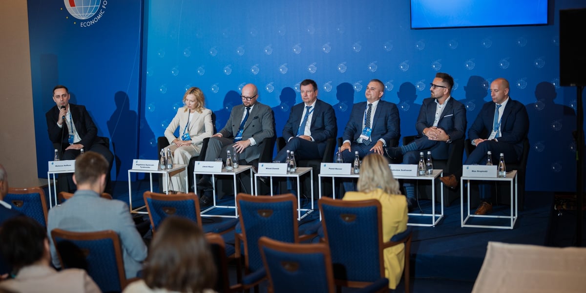 Paneliści od lewej: prowadzący Mateusz Hoffses, Magdalena Tyrakowska-Szymczak, Jakub Mazur, Witold Ziomek, Paweł Boczar, Radosław Szafrański, Max Dropiński