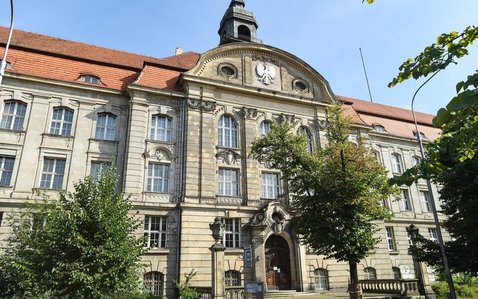 Zabytkowy budynek przy ul. Powstańców Śląskich 134-138, widok na fasadę i drzewa, rok 2025