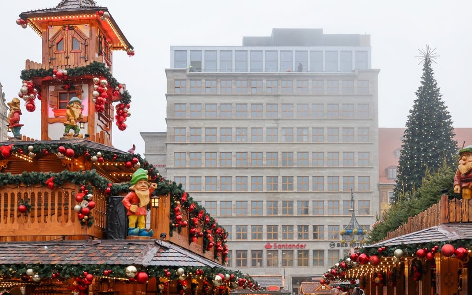 Modernistyczny gmach, dekoracje Wrocławskiego Jarmarku Bożonarodzeniowego i choinka na Rynku (2 grudnia 2025)