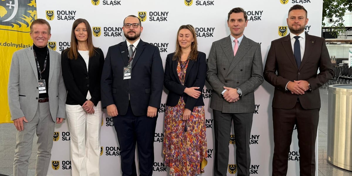 Dwie kobiety i czterech mężczyzn. Uczestnicy Dolnośląskiego Forum Innowacji 2025, 3.12.2025 r. r. 