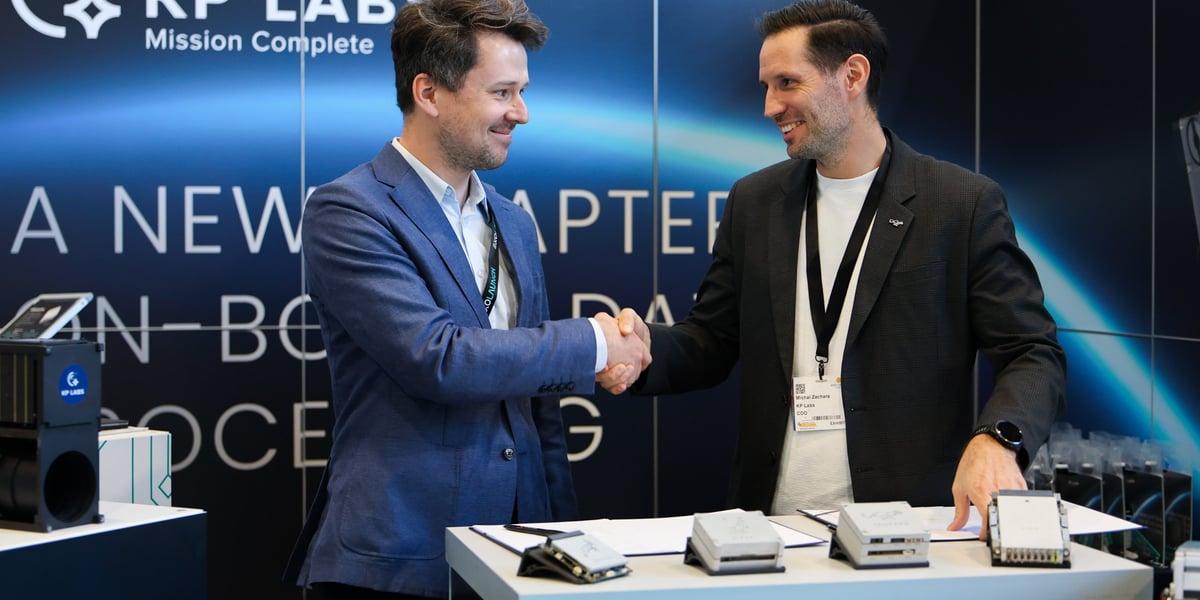 Dwóch mężczyzn podają sobie dłonie. Od lewej strony stoją: Michał Zięba - CTO Scanway i Michał Zachara, COO KP Labs