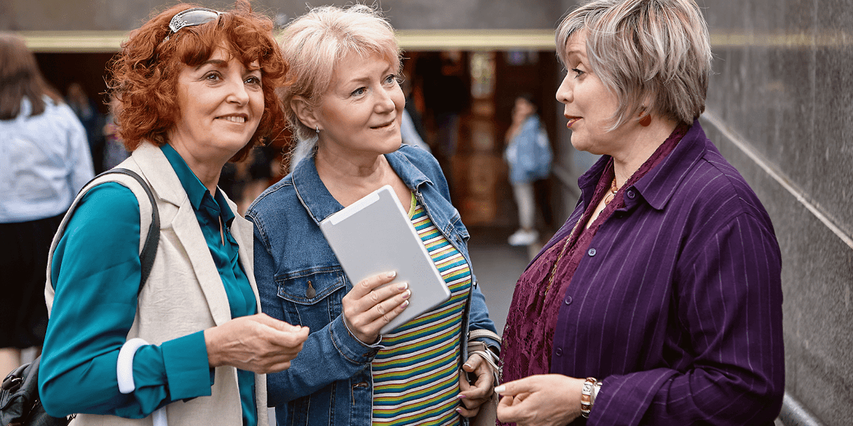 Trzy kobiety w średnim wieku, rozmawiają ze sobą, zdjęcie ilustracyjne 