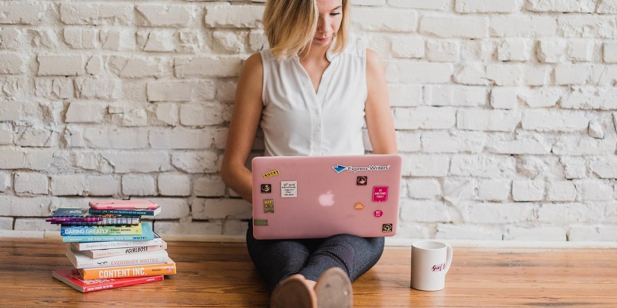 Kobieta z komputerem.