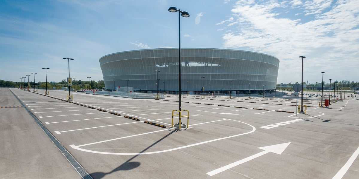 Na parkingu wrocławskiego stadionu pod koniec 2022 roku pojawi się 1240 paneli fotowoltaicznych