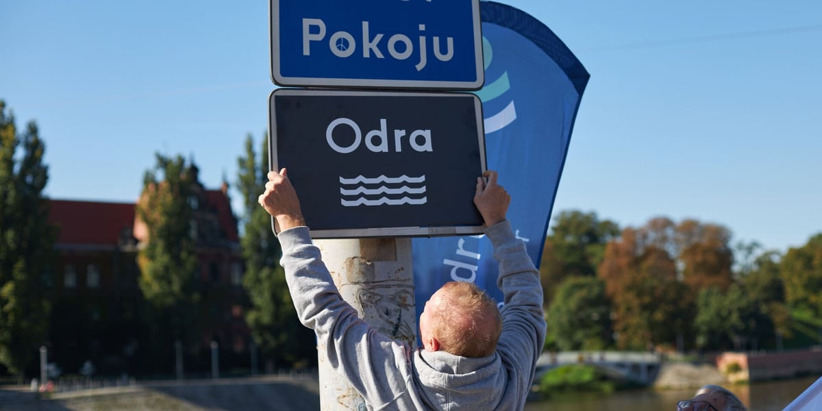 Na zdjęciu pierwsza żałobna tabliczka, która pojawiła się na Moście Pokoju we Wrocławiu, od strony bulwaru św. Matki Teresy z Kalkuty