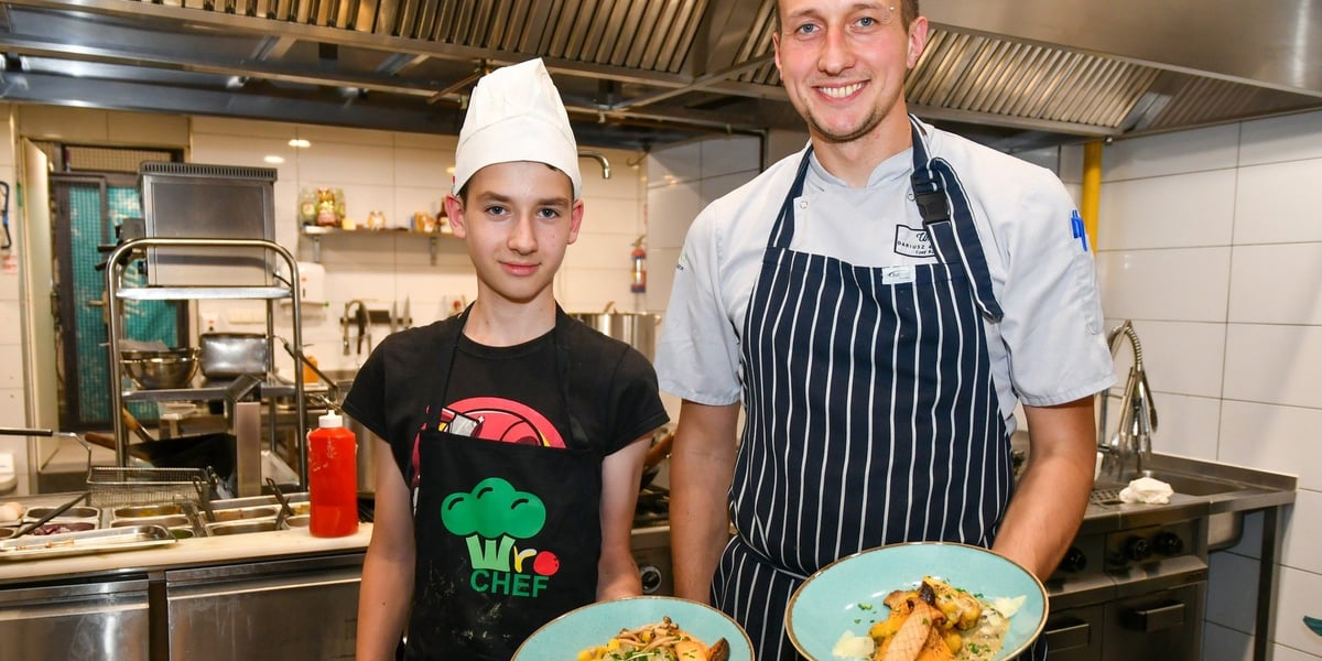Na zdjęciu laureat konkursu WroCHEF Filip Barankiewicz i szef kuchni restauracji UMAMI Dumpling & Pasta Bar Dariusz Łaźniewski oraz specjał „uczta dyniowo-grzybowa”