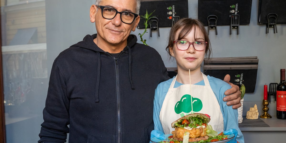Na zdjęciu Maja Podgórska, laureatka konkursu WroCHEF, razem z szefem kuchni Restauracji AULA we Wrocławiu z potrawą stek z kalafiora w burgerze vege