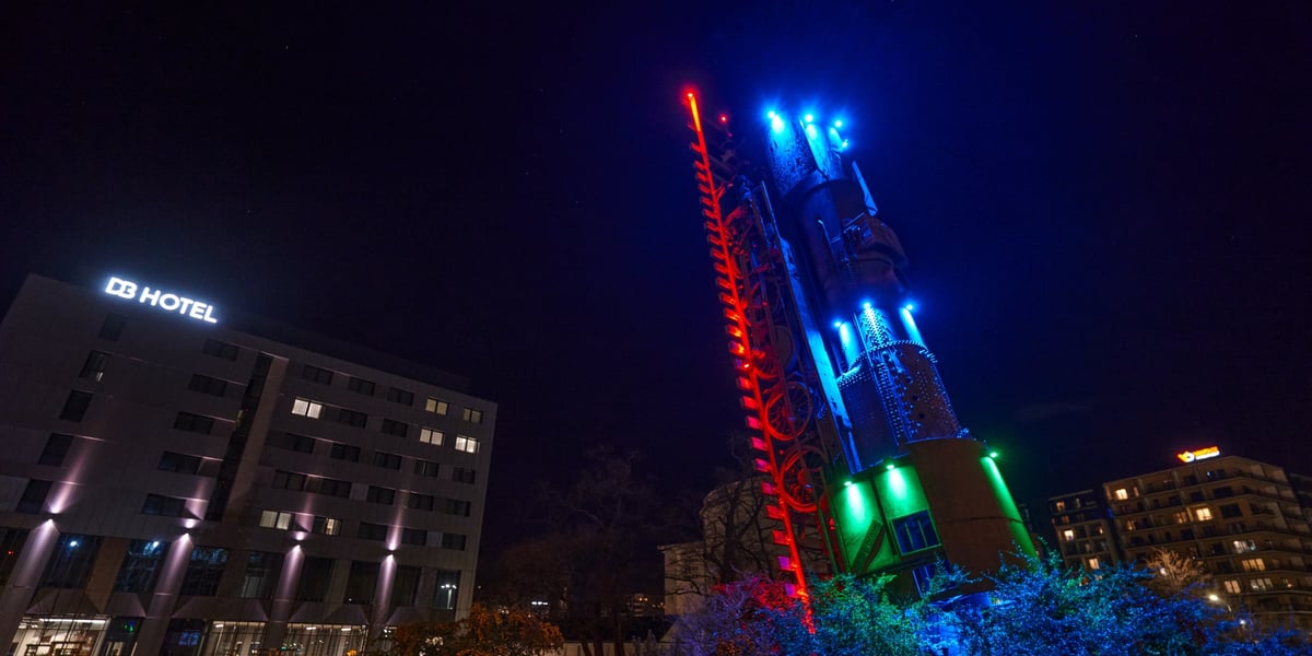 Na zdjęciu nowa iluminacja rzeźby „Pociąg do nieba” na placu Strzegomskim we Wrocławiu