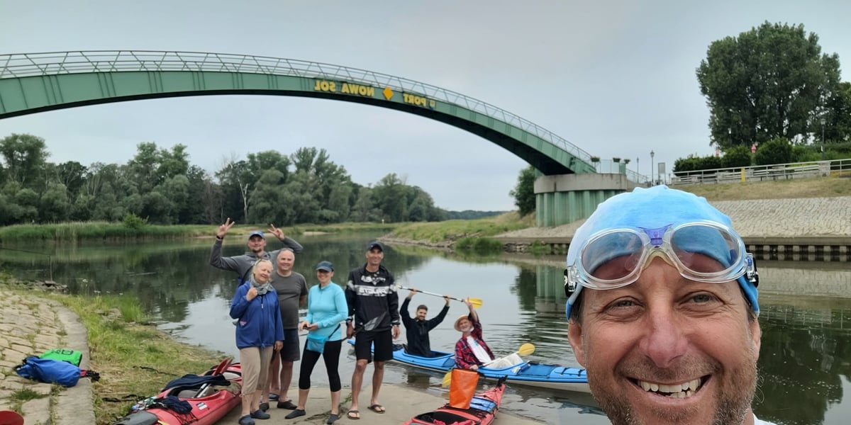 Na zdjęciu widać uczestników ubiegłorocznego spływu kajakowego Wrocław- Berlin. Pierwszy od prawej - Dominik Dobrowolski