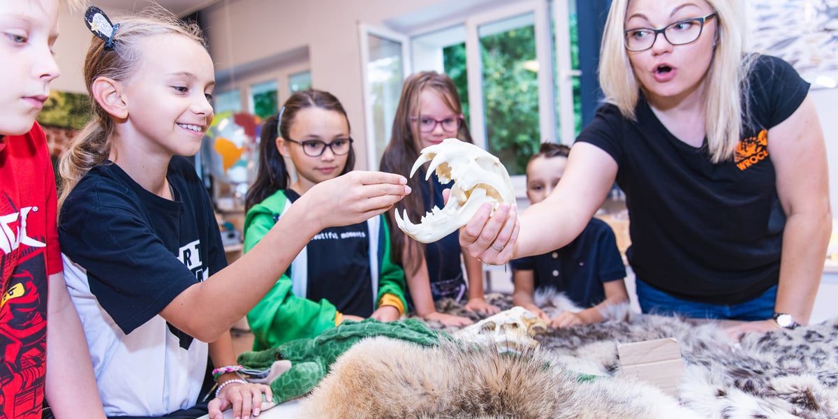 Edukatorzy wrocławskiego zoo podczas zajęć z dziećmi / zdjęcie ilustracyjne