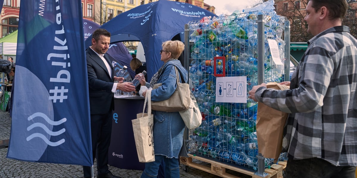 Światowy Dzień Wody - ekologiczna wymiana 22 marca na placu Solnym we Wrocławiu, akcja MPWiK