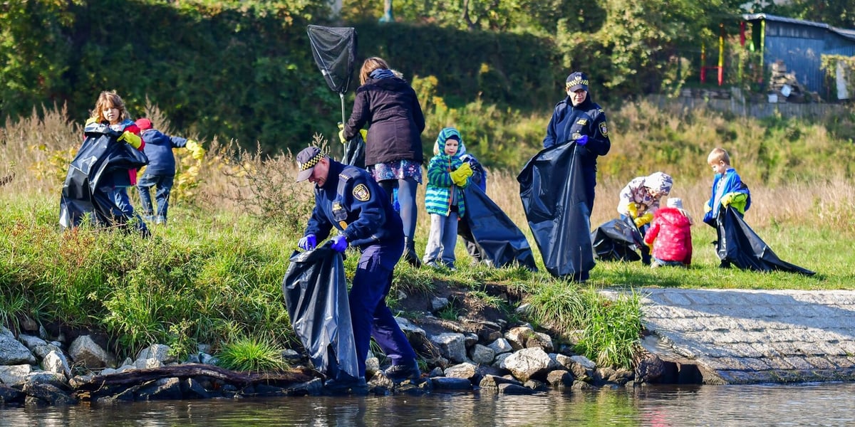 Sprzątanie brzegów rzeki, zdjęcie ilustracyjne