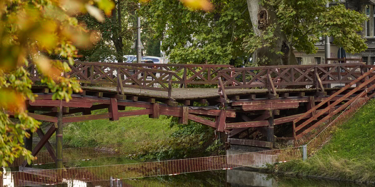 Kładka nad fosą miejską we Wrocławiu. Jest ona obecnie zamknięta z powodu uszkodzenia przez konar drzewa, który na nią spadł. Rozpoczyna się remont, planowo zakończyć się ma do końca roku 2023 