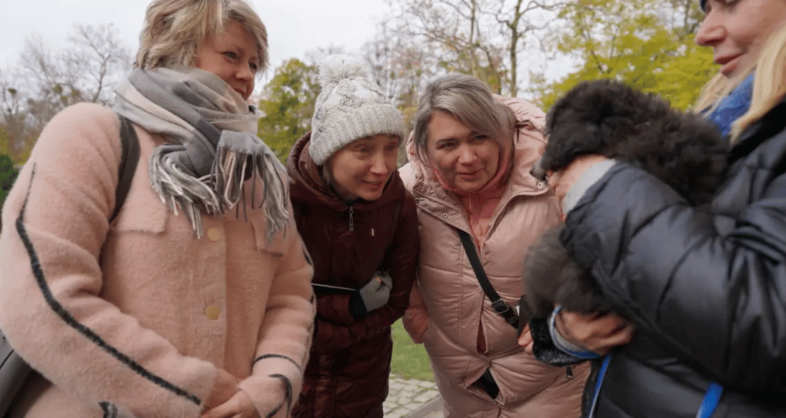 Członkinie Stowarzyszenia Koci Los oraz przedstawicielka miasta z psem na rękach