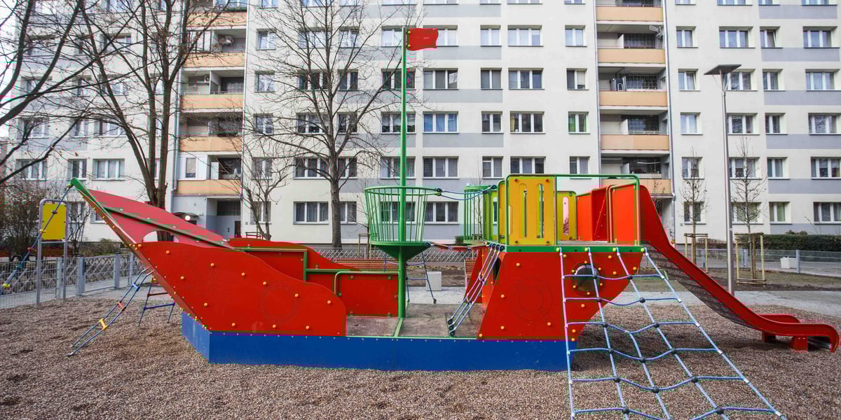 Nowy plac zabaw na jednym z podwórek na wrocławskim Sczepinie