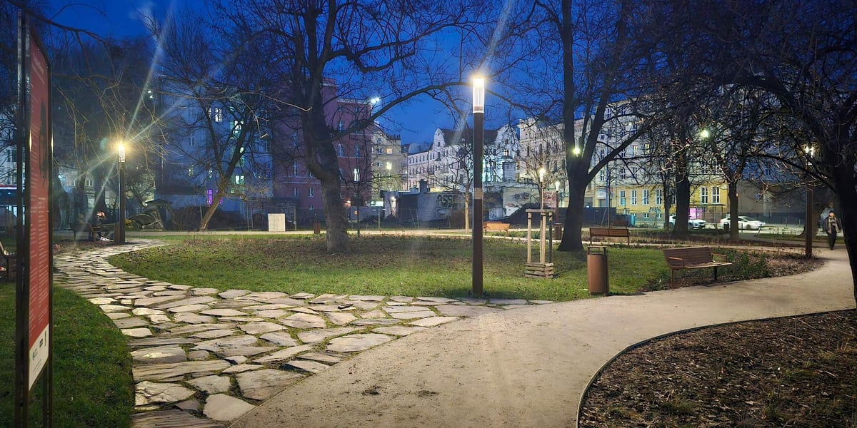 Oświetlenie na skwerze Czesława Niemena na Przedmieściu Świdnickim we Wrocławiu