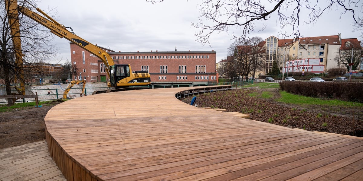 Budowa drewnianego siedziska w centrum Wrocławia