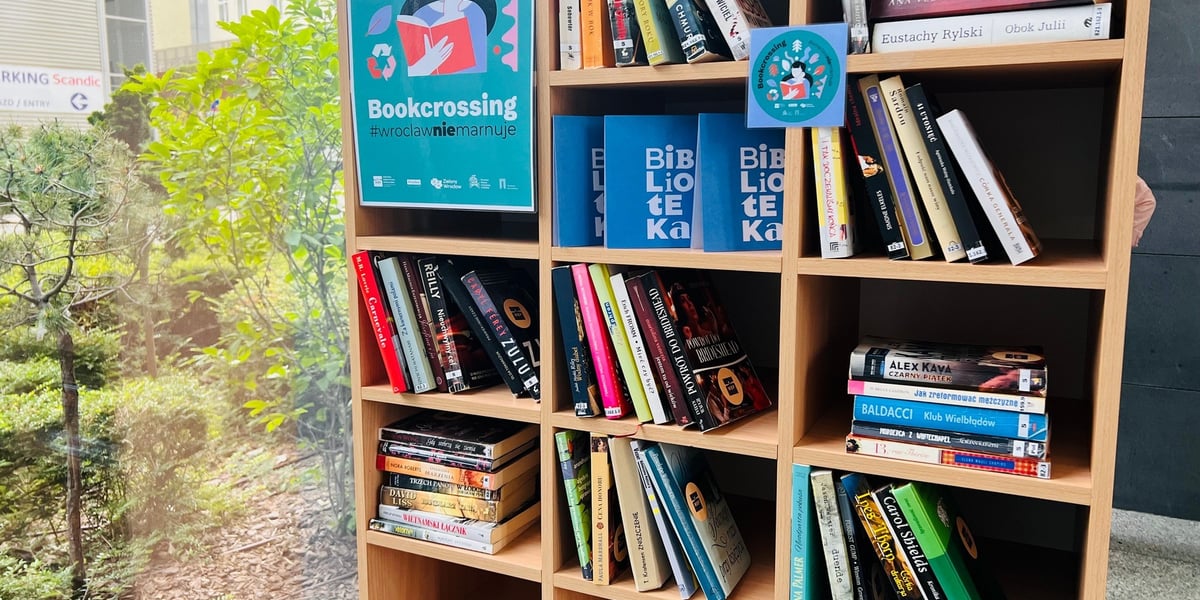 Bookcrossing coraz popularniejszy - regał z książkami przy ul. ul. Bogusławskiego 8-10 
