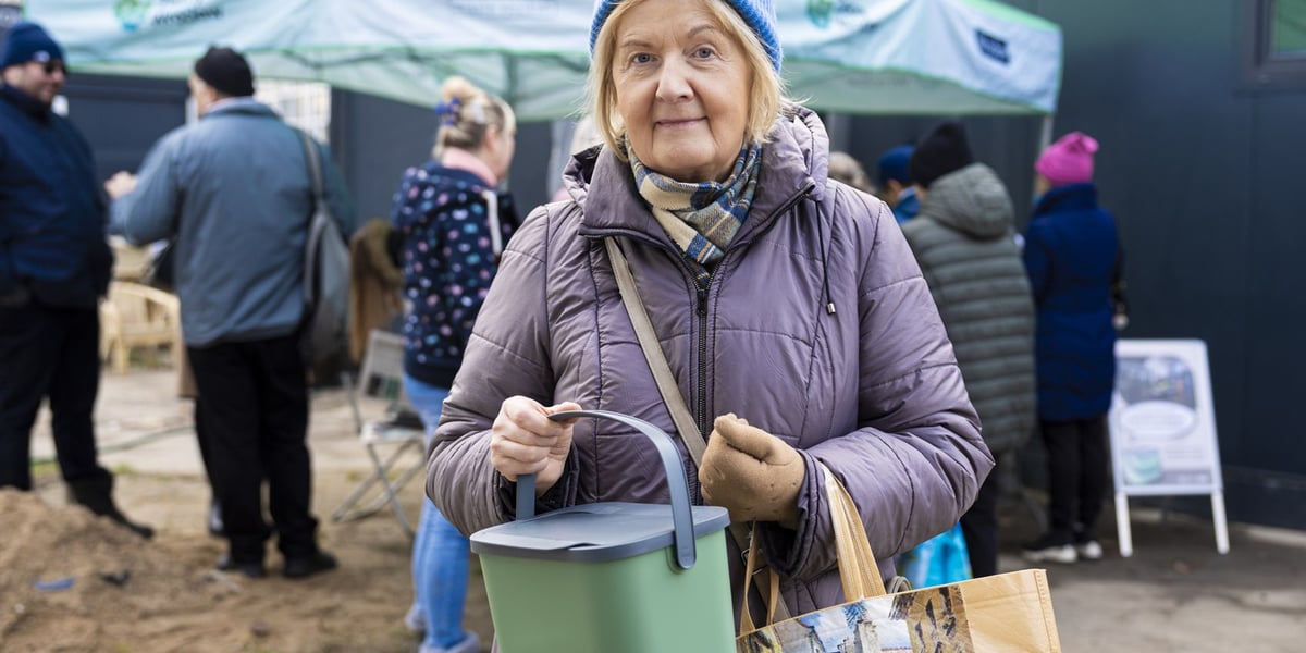 Pani Grażyna na targowisku przy ul. Niedźwiedziej, gdzie można było dziś odebrać pojemniki na odpady bio