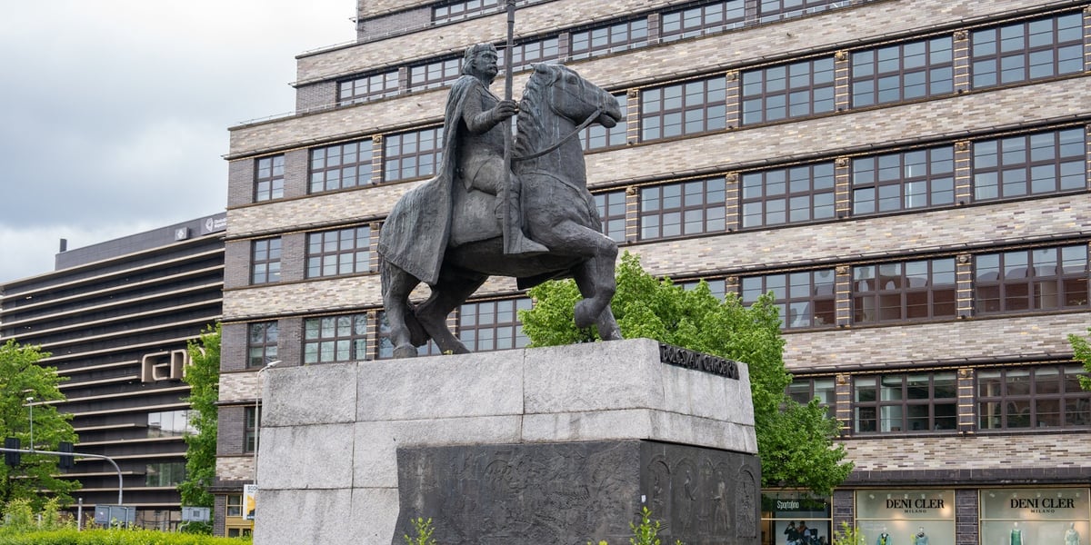 Pomnik Bolesława Chrobrego przy ulicy Świdnickiej we Wrocławiu.