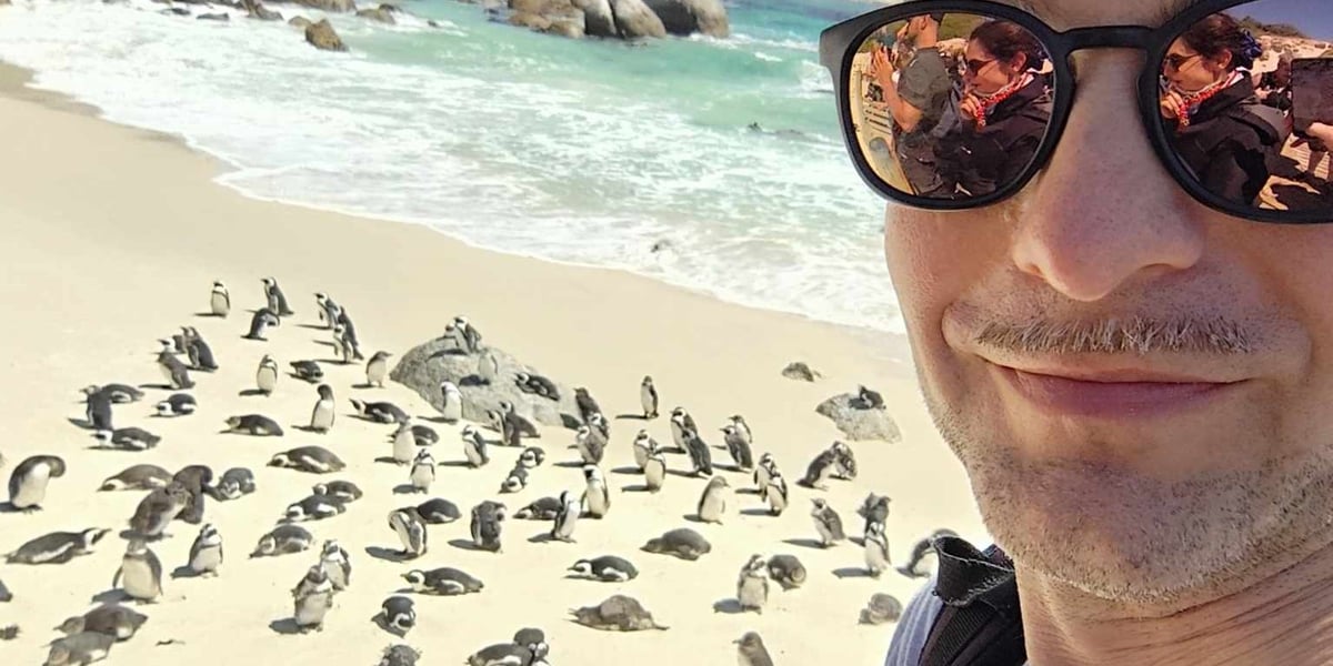 Paweł Borecki - doktorant ze Szkoły Doktorskiej Uniwersytetu Przyrodniczego we Wrocławiu, a jednocześnie inspektor ds. Hodowli w Wydziale Ssaków Drapieżnych naszego zoo, sekcja Płetwonogie i Pingwiny - ratuje pingwiny przylądkowe w Afryce