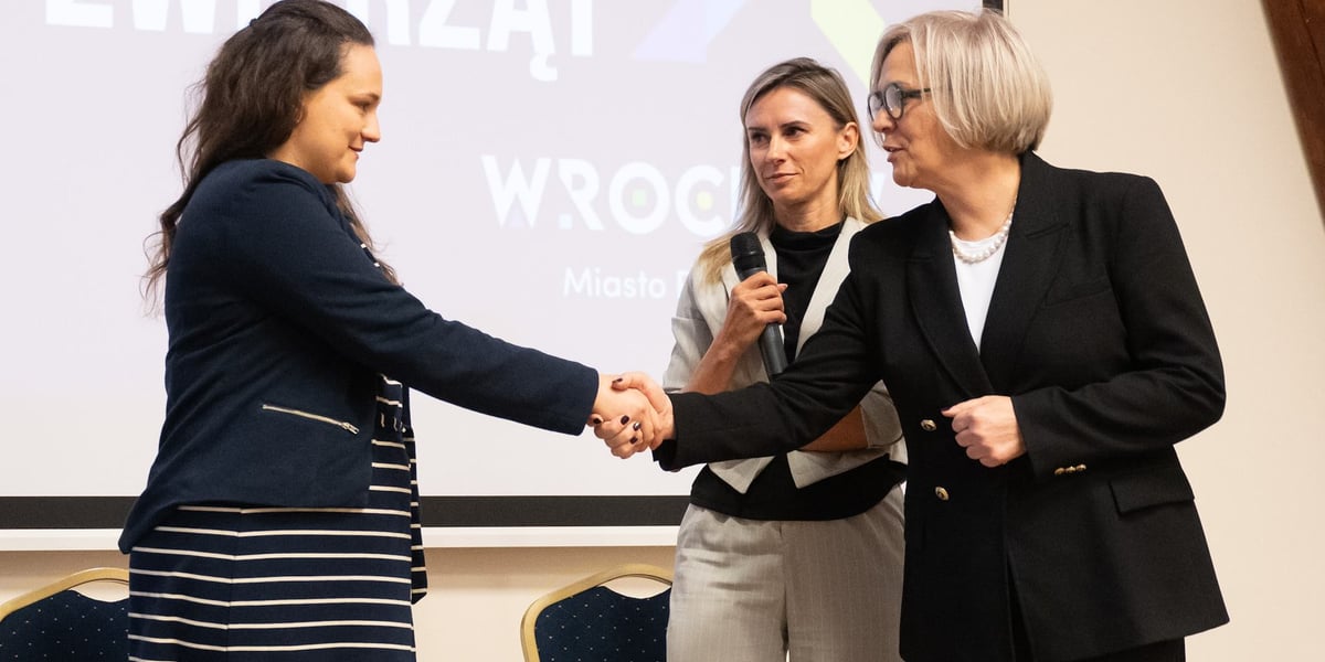 I Dolnośląski Kongres Praw Zwierząt. Na zdjęciu 3 uczestniczki wydarzenia.