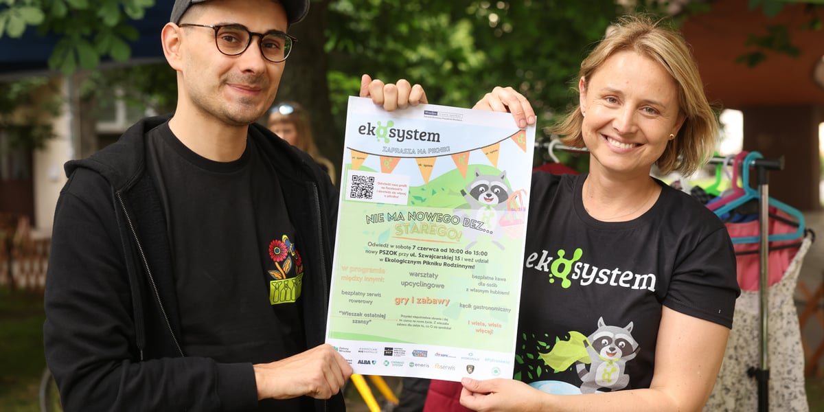 Kobieta i mężczyzna trzymający plakat z zaproszeniem na piknik Ekosystemu