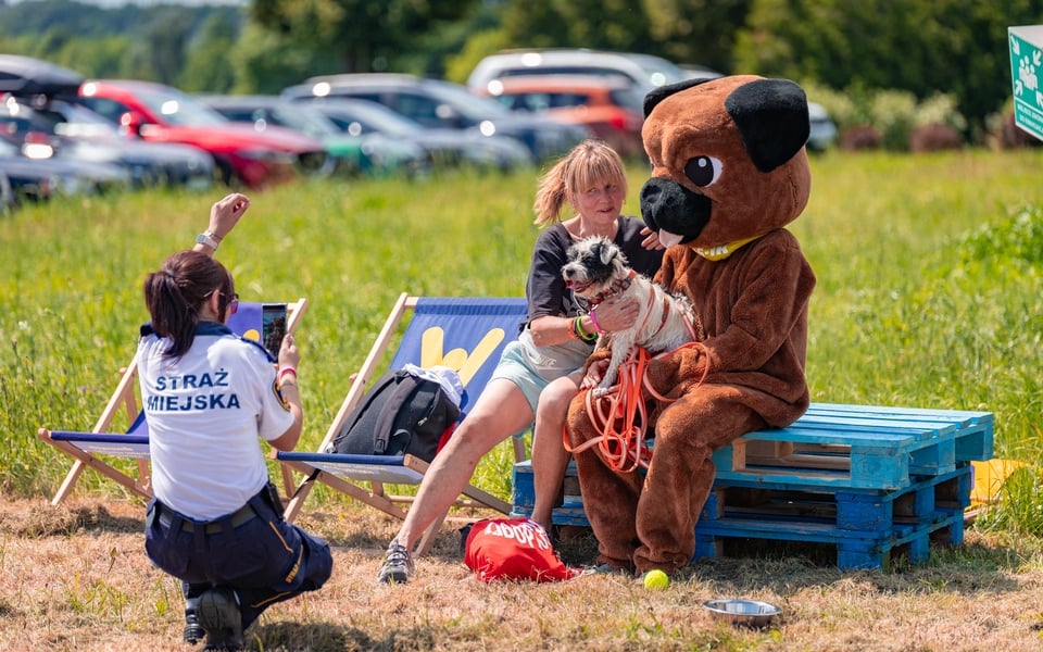 Piknik z okazji Dnia Psa we wrocławskim Schronisku dla Bezdomnych Zwierząt przy ul. Ślazowej, 29 czerwca 2025.  Na zdjęciu pamiątkowa sesja z psem i wielką maskotką